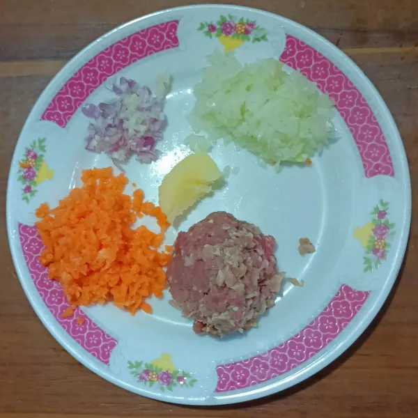 Cincang daging, wortel, bawang merah dan bawang bombay secara bergantian.
