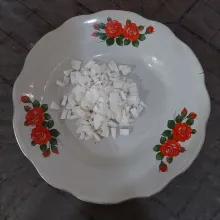 Potong-potong kecil kelapa muda, sisihkan.