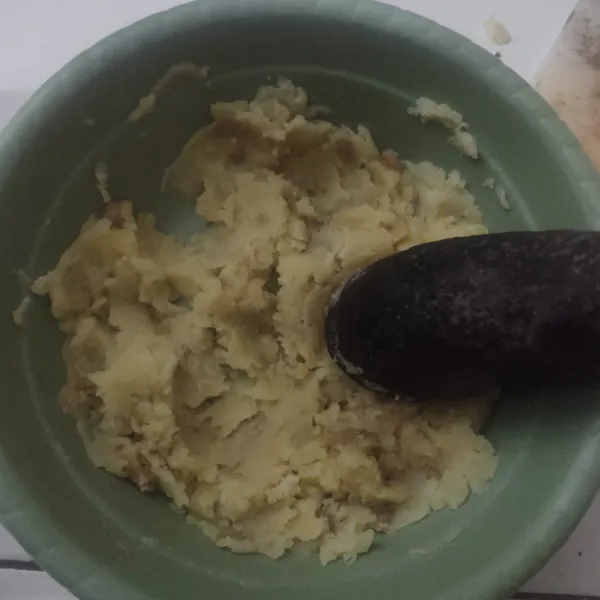 Kupas kentang, potong, cuci bersih, goreng lalu haluskan.