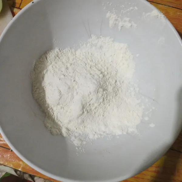 Campurkan gula pasir, tepung terigu, santan bubuk dan garam. Aduk rata.