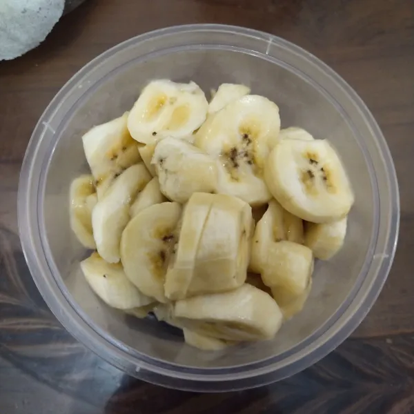 Langkah yang pertama siapkan pisang nya lalu potong sesuai selera.