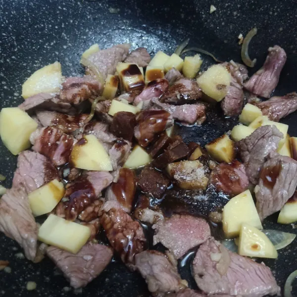 Masukkan daging sapi tumis sampai berubah warna, masukan kentang,beri kecap manis, gula, pala, merica, saus tiram, garam.