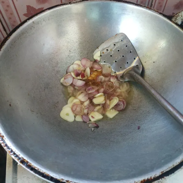 Panaskan minyak goreng secukupnya, tumis bawang merah dan bawang putih sampai harum.