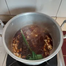 Rebus 500 ml air lalu masukan gula merah, irisan kelapa, daun pandan, dan garam, rebus sampai mendidih.