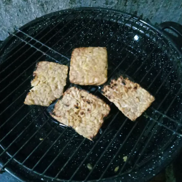 Bakar tempe selama 5 menit sambil dibolak-balik.