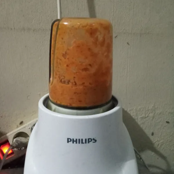 Blender semua bahan bumbu halus.