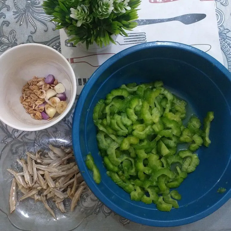Step 1 Tumis Pare Teri