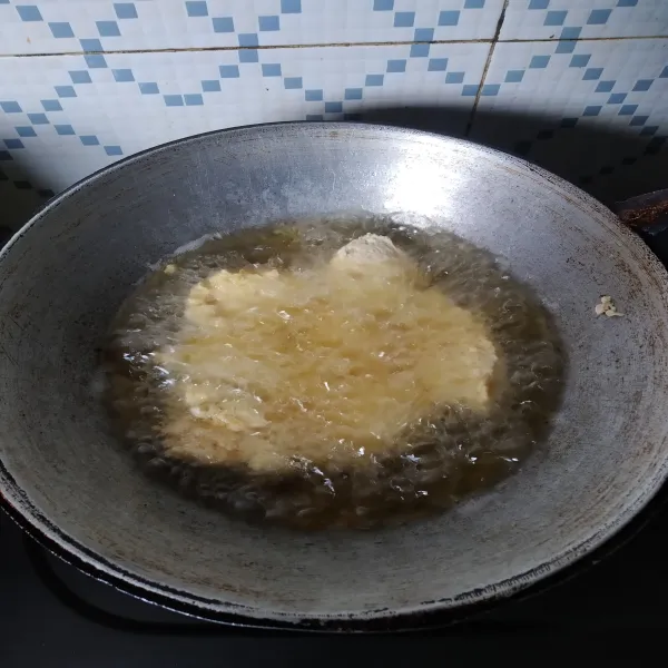 Ambil 1 sdm adonan, lalu masukkan kedalam minyak goreng yang sudah di panaskan.
