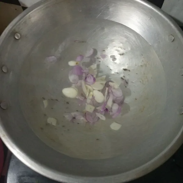 Rebus air, bawang merah, dan bawang putih hingga mendidih.
