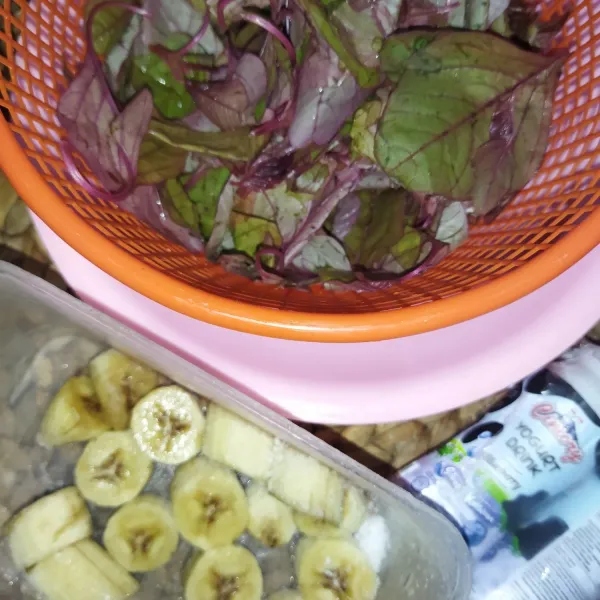 Siapkan daun bayam merah yang sudah dibilas, pisang matang yang sebelumnya sudah disimpan di freezer dan juga yogurt.