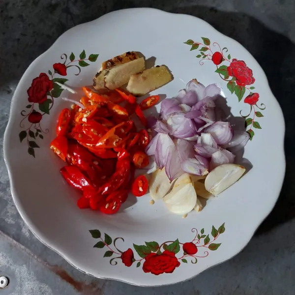 Iris cabe, bawang merah, bawang putih, dan lengkuas.