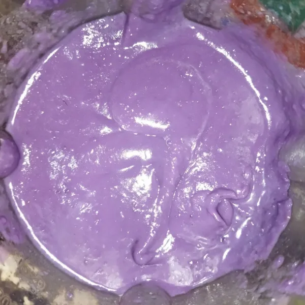 Kemudian blender ubin ungu yang sudah dikukus bersama 300 ml santan.