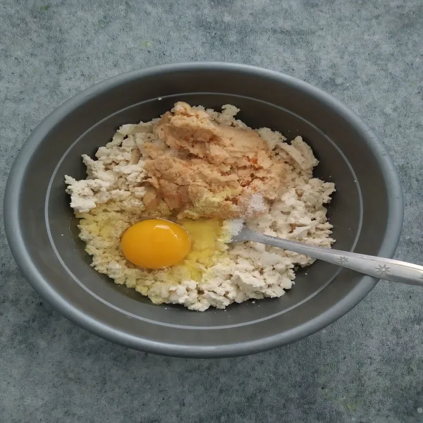 Tambahkan telur dan udang rebon/ebi yang dihaluskan tadi, lalu aduk rata.