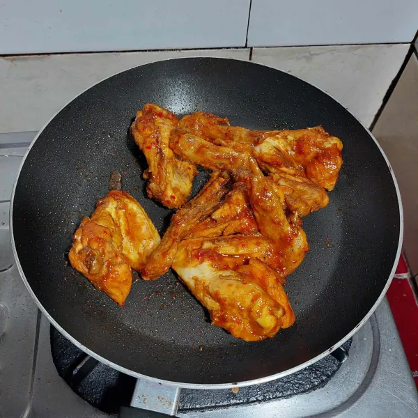 Selanjutnya, panaskan teflon dan bakar bakar sayap ayam sampai agak gosong di kedua sisinya dan siap disajikan.