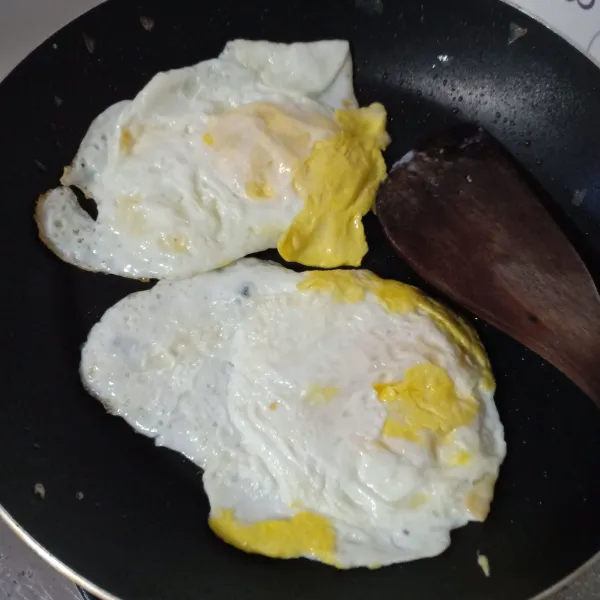 Ceplok telur sampai matang.
