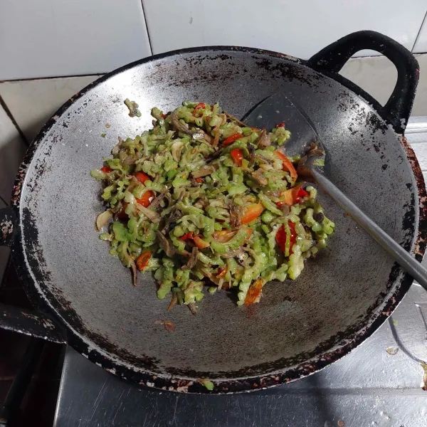 Selanjutnya masukan pare, tomat iris, garam, gula pasir dan kaldu bubuk secukupnya. Masak sampai semua bahan matang, koreksi rasanya dan siap disajikan.
