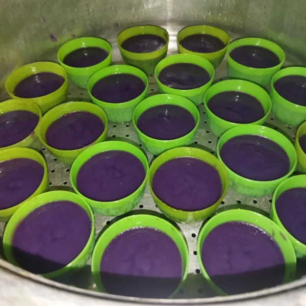 Lalu kukus lapisan ungu selama 10 menit.
