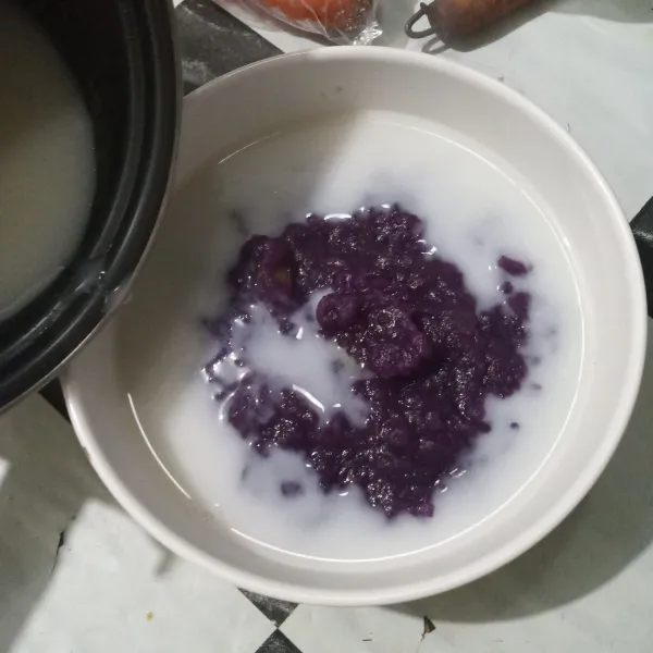 Tuang bubur ubi ungu ke dalam mangkok, tuang pula kuah santannya.