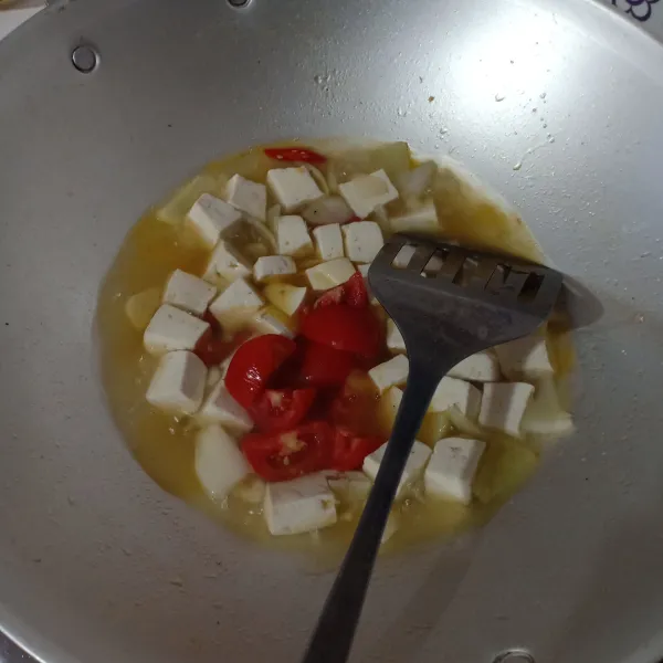 Mauskkan tomat, tambahkan lada, gula, garam, kaldu bubuk, aduk rata.