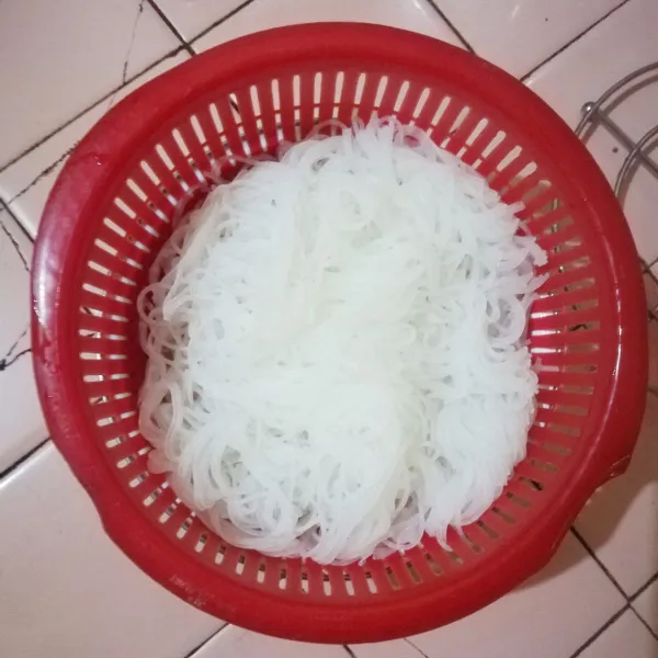 Rendam bihun dengan air hangat hingga mengembang kemudian tiriskan.