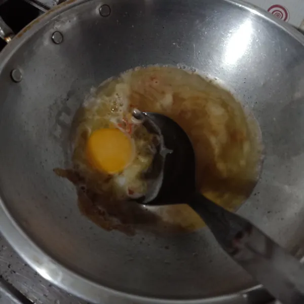 Masukkan air, biarkan mendidih, lalu masukkan telur dan sambel rawit.