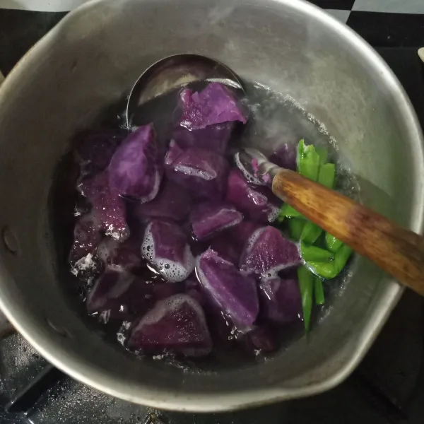 Masukkan ubi yang sudah dipotong-potong. Rebus hingga empuk.