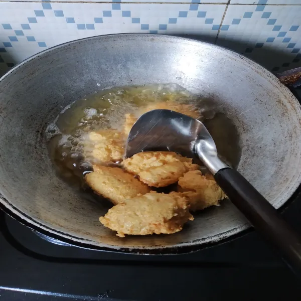 Goreng hingga kecoklatan, lalu angkat. Dan pergedel tahu rebon siap di nikmati.