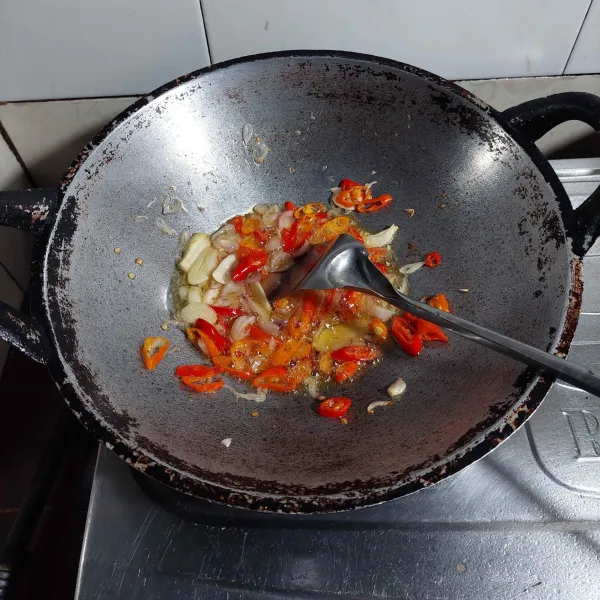 Tumis bumbu sampai harum.