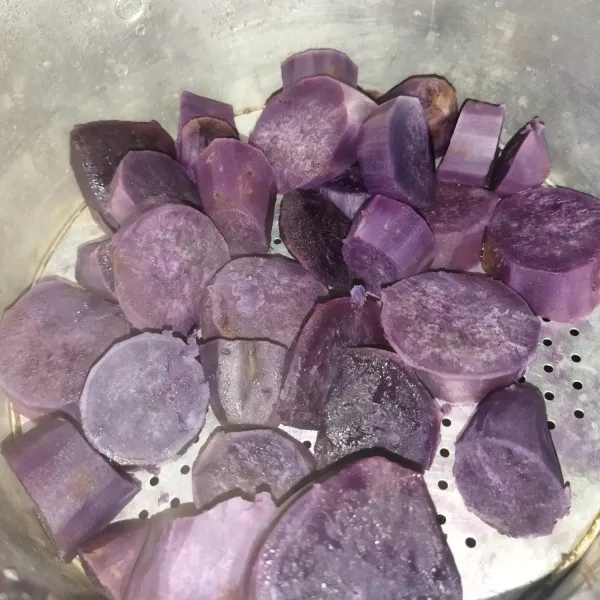 Kukus ubi ungu hingga matang, angkat lalu biarkan hingga hangat.