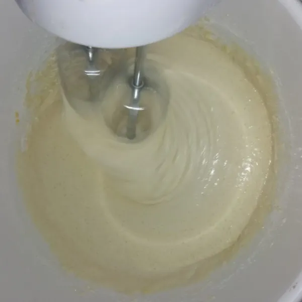 Mixer semua bahan kecuali pasta moka hingga mengembang kental berjejak.