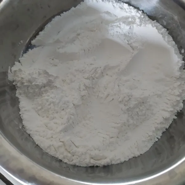 Campur tepung ketan,tapioka dan garam dalam wadah,aduk hingga tercampur rata.