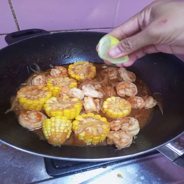 Tambahkan air jeruk nipis. Aduk rata.