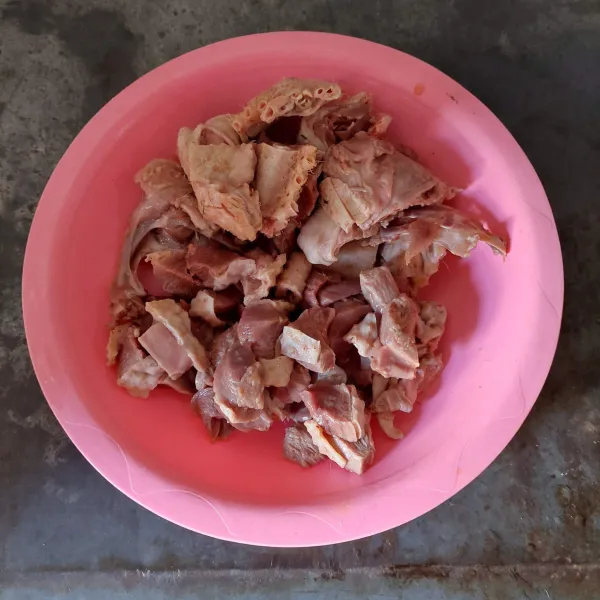 Siapkan daging mentok, lalu pisahkan daging dan tulangnya, potong-potong kecil.
