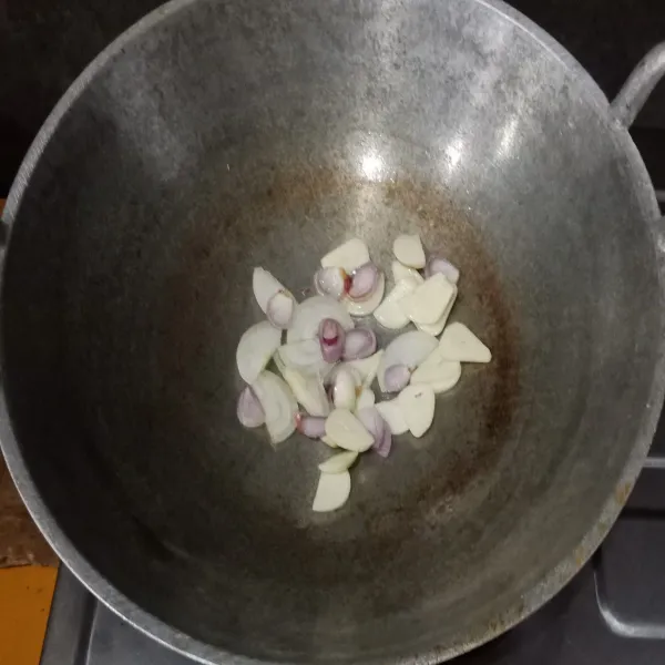 Panaskan minyak dalam wajan, tumis bawang bombay, bawang putih dan merah sampai harum, lalu tambahkan irisan cabe dan tomat, aduk kembali