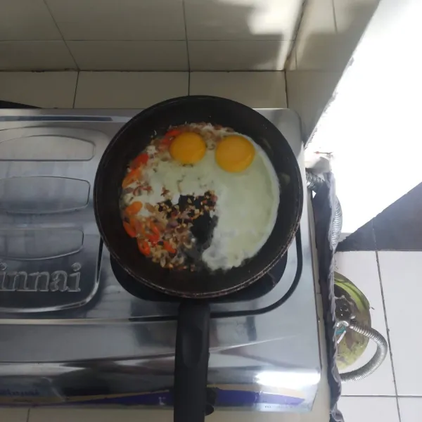 Masukkan telur ayam.