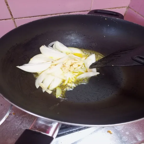 Panaskan mentega, tumis bawang bombay dan bawang putih hingga harum.