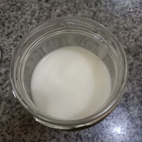 Tuang susu cair pada jar.