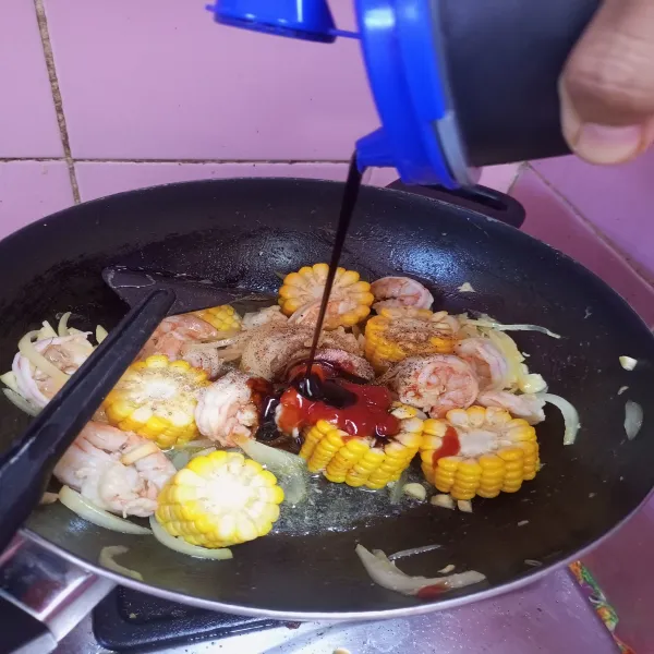 Masukkan kecap Inggris, kecap manis, saus tiram, saus tomat, garam, dan merica. Aduk rata. Tuang air. Masak sampai matang.