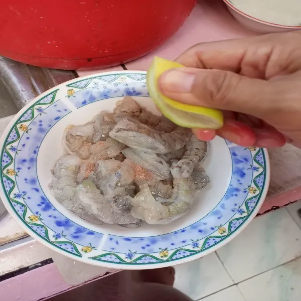 Lumuri udang dengan garam dan air jeruk nipis. Diamkan 15 menit.