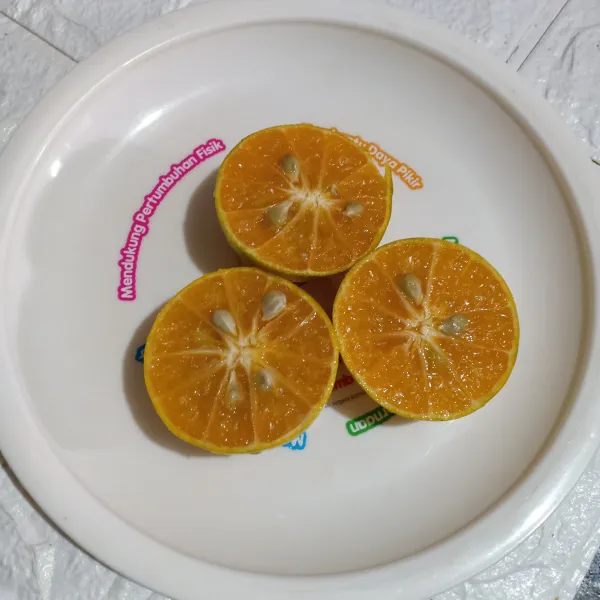 Cuci jeruk lalu belah dua
