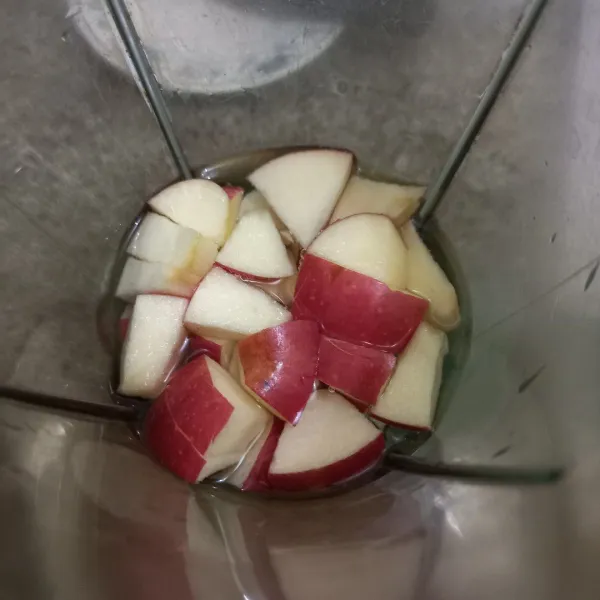Masukan potongan apel pada blender, tambahkan madu dan air matang, haluskan.