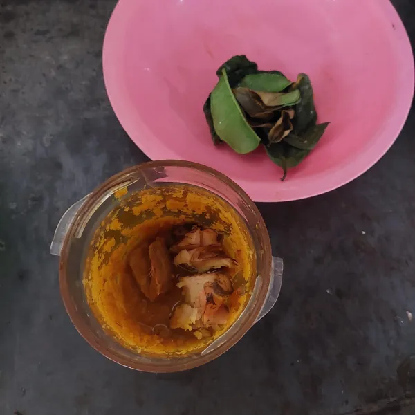 Haluskan bumbu, geprek jahe dan lengkuas.