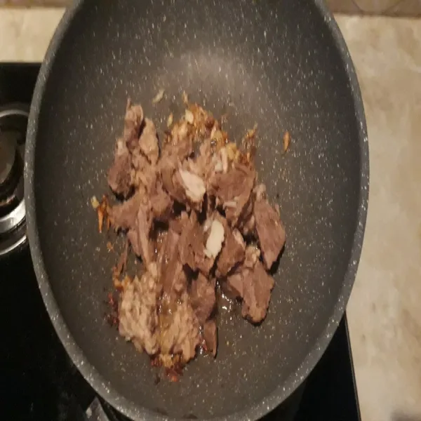 Tumis bumbu halus bersama irisan daging sapi yg sudah direbus.