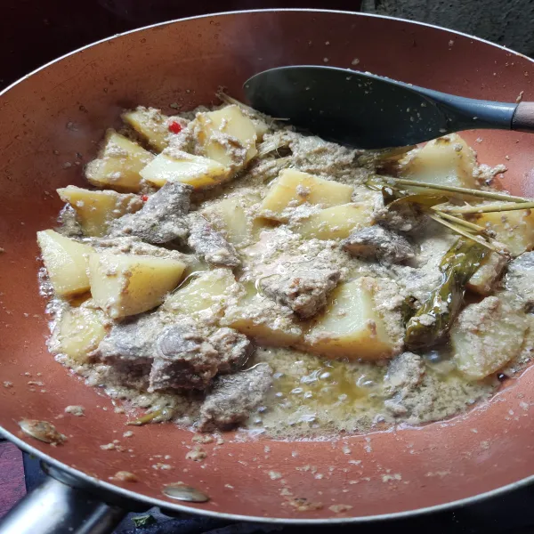 Masukkan kentang masak hingga kentang matang. Sajikan