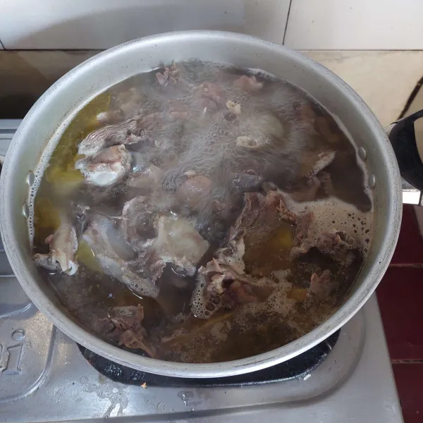 Rebus daging mentok yang sudah dipotong-potong hingga empuk, lalu angkat dagingnya dan saring air kaldunya.
