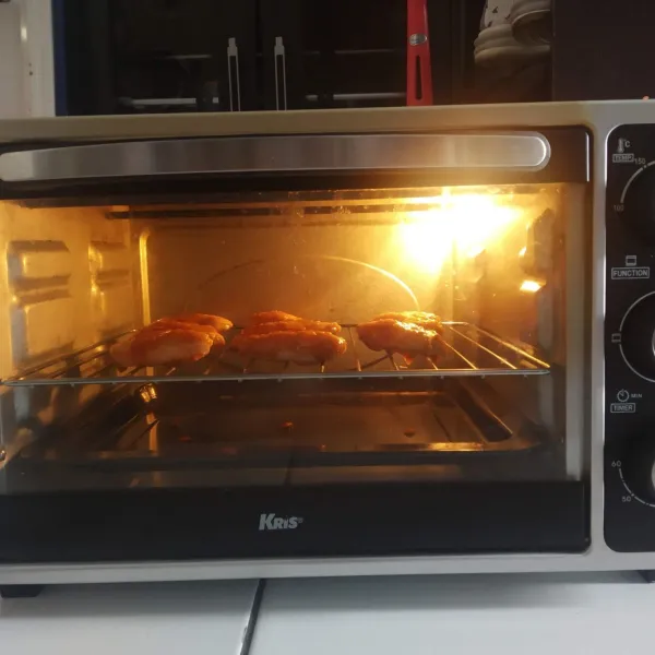 Masak sayap ayam dengan 200 °C selama 30 menit dan sajikan.
