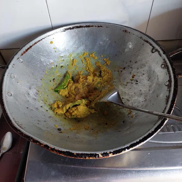 Tumis bumbu halus, jahe, lengkuas, daun jeruk dan daun salam hingga harum, sisihkan.