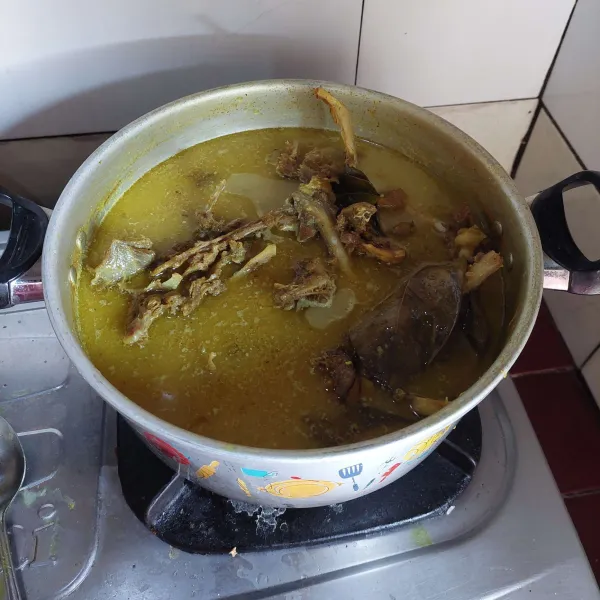 Siapkan panci, masukan kaldu mentok yang sudah disaring, lalu tambhakan kira-kira 1½ liter air, kemudian masukan daging mentok rebus dan masukan bumbu yang sudah ditumis, merica bubuk, garam, gula pasir dan kaldu bubuk. Masak hingga mendidih, masukan santan, cicipi rasanya dan siap disajikan.