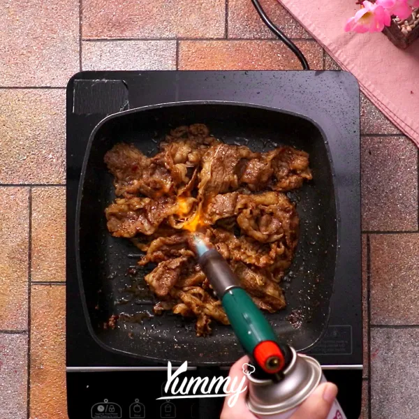 Bakar daging dengan torch untuk menambahkan aroma daging asap