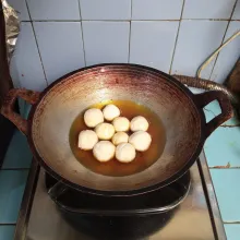 Masukkan adonan ke dalam minyak yang belum dipanaskan, kemudian nyalakan dengan api kecil sampai agak mengembang, lalu naikkan api dengan panas sedang. Goreng sampai matang dan mengembang.